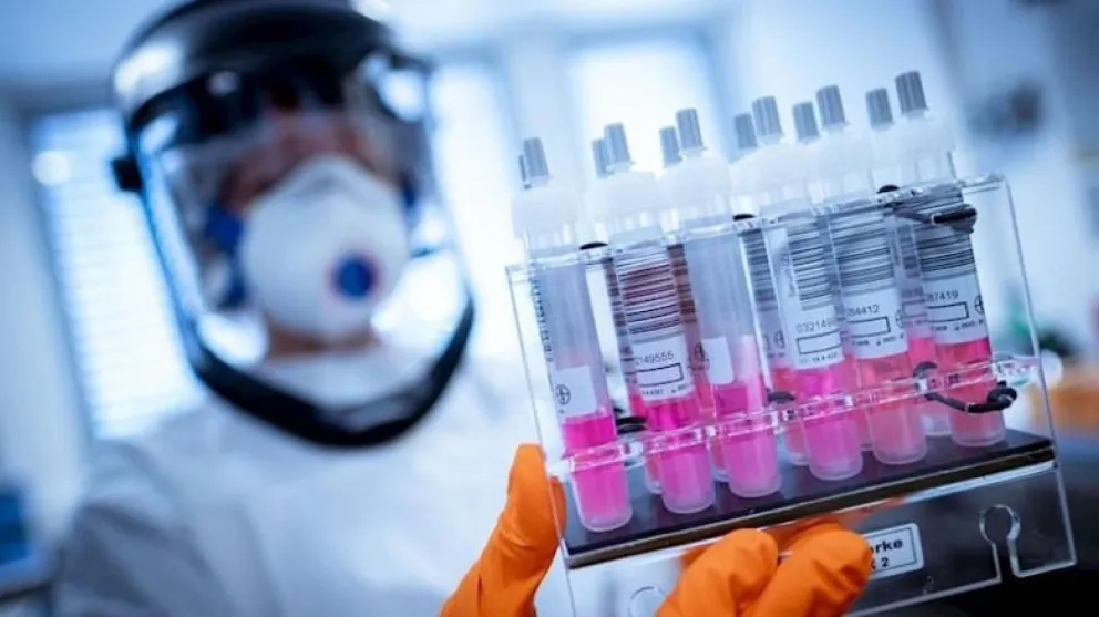 AstraZeneca y Oxford anunciaron que su vacuna tiene "una eficacia del 70%"
