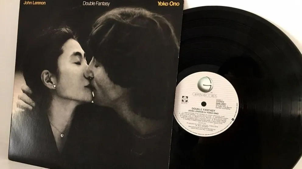 Subastan el disco que John Lennon le autografió a su asesino antes de morir