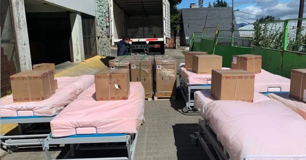 Desde Viedma hacia Bariloche: llegaron diez camas nuevas de terapia intensiva