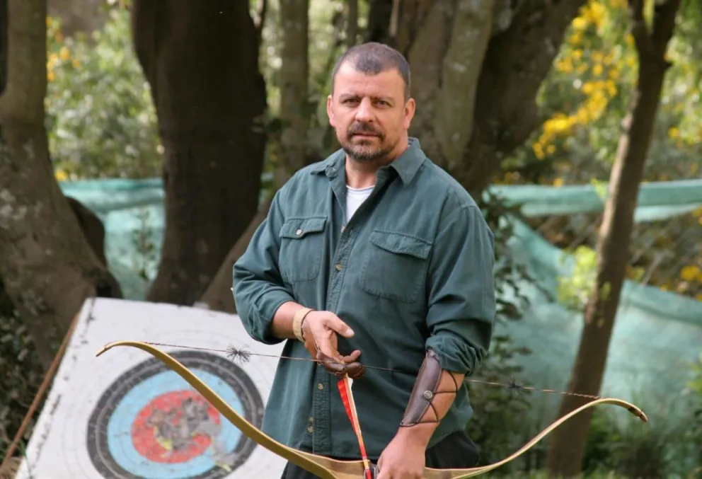 Emprendedor rionegrino hace arcos y flechas que se venden en todo el mundo