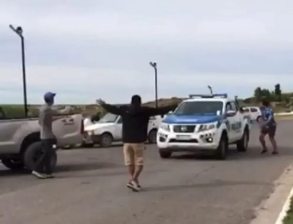 Las Grutas: varios detenidos luego de protagonizar peleas y romper un patrullero