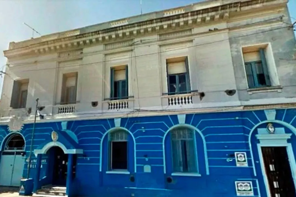 Adoptaron a dos niños africanos y los dejaron en una comisaría