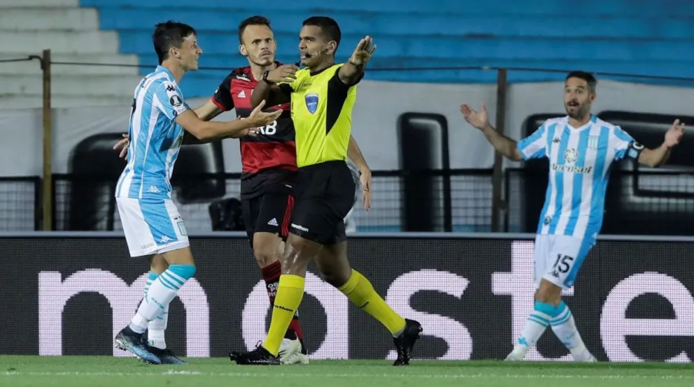Igualdad en Avellaneda entre Racing y Flamengo en una noche cargada de polémicas