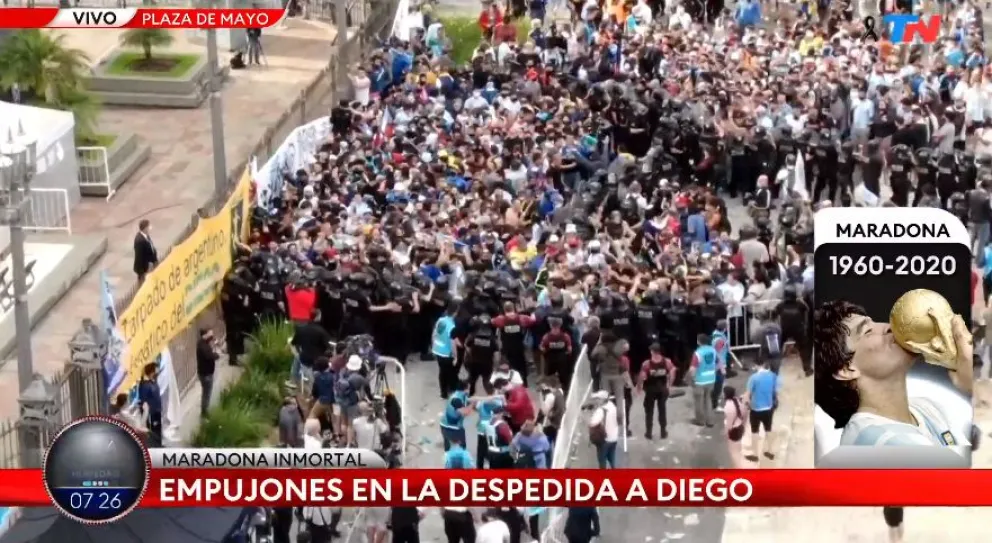 Hubo tensión, desborde y golpes en la despedida a Diego Maradona