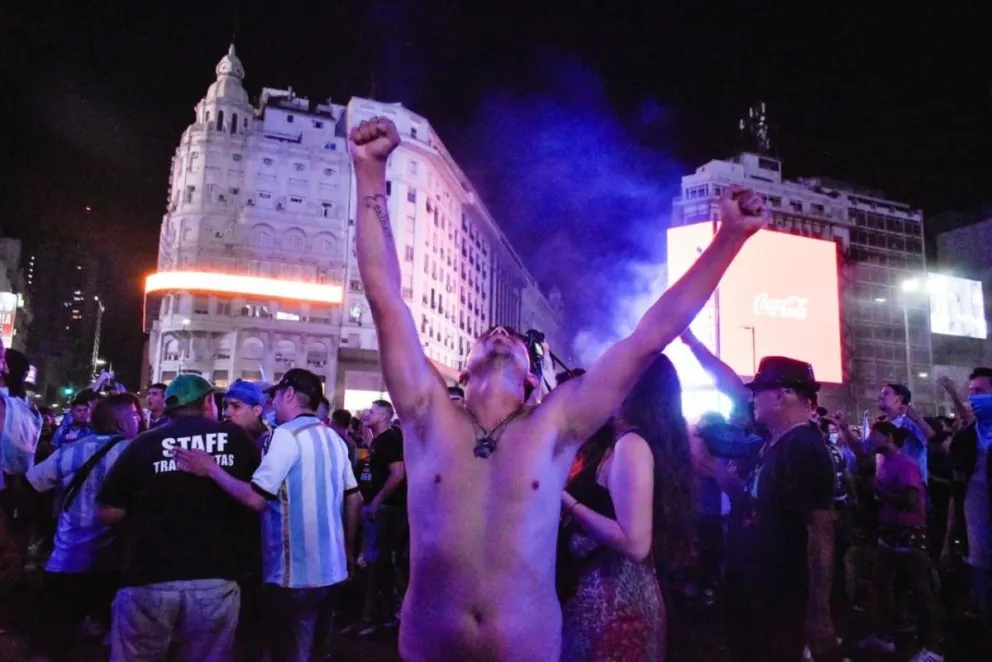 El lente de Noticias en el Obelisco: una multitud de hinchas despide a Maradona