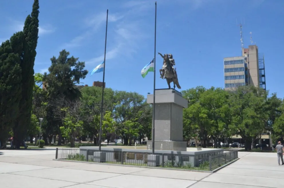 Una postal del día: la bandera a media asta