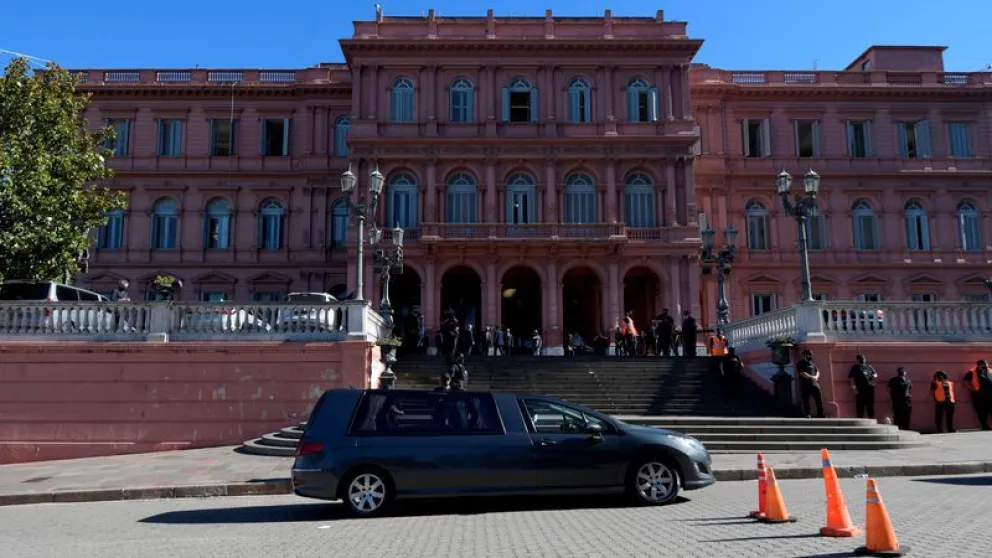 Ya trasladan los restos de Diego a su descanso final