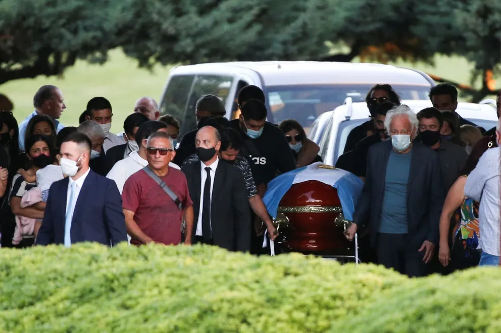 Familiares y amigos despidieron a Diego Maradona en una ceremonia íntima