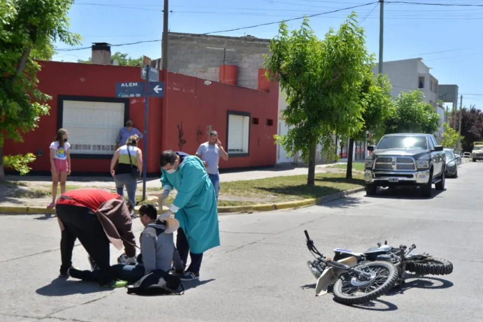 Trasladaron a un motociclista en ambulancia tras un choque