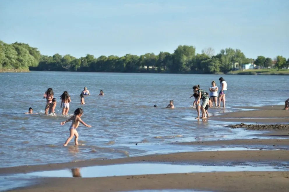 Mucho calor y disfrute de la costanera viedmense