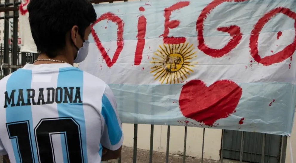 Tristeza en la ciudad: caras largas y camisetas de Maradona