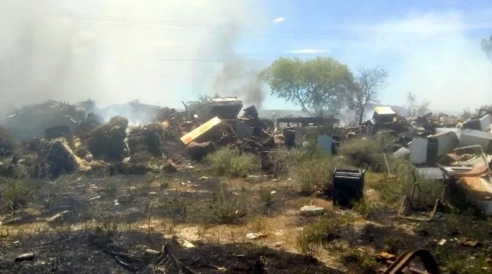 Bomberos trabajaron durante seis horas en un incendio en San Antonio