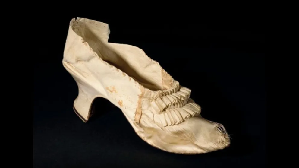 Subastaron un zapato y la bañadera donde María Antonieta tomaba baños de leche