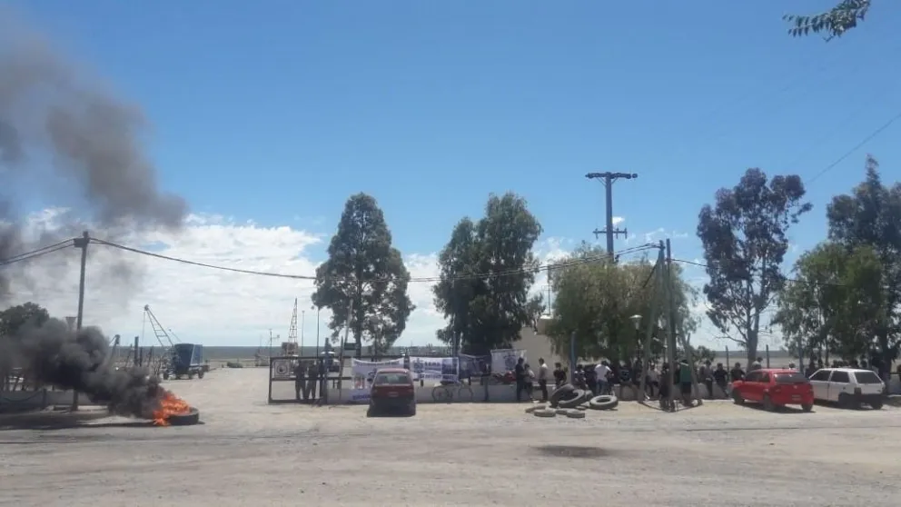 Luego de la protesta, los trabajadores marítimos son recibidos por Stopiello