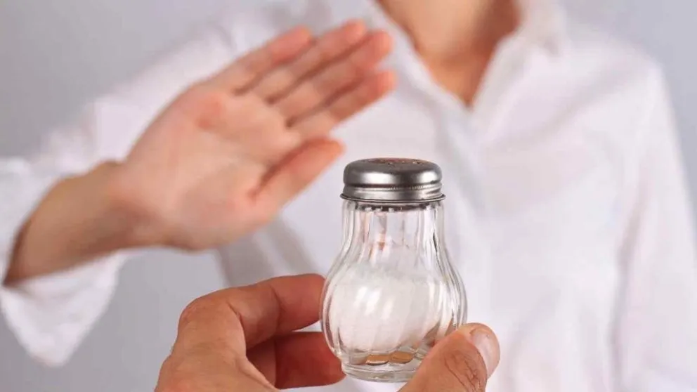 ¿Sabías que reducir el consumo de sal es tan beneficioso como dejar de fumar?