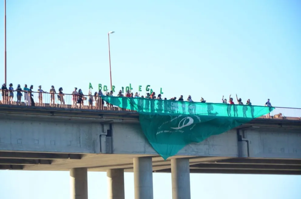 Nuevo "pañuelazo" en Viedma, en favor del aborto legal, seguro y gratuito