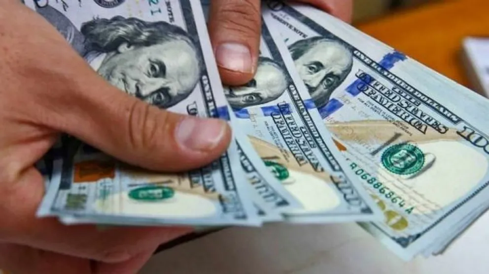 Dólar Blue: subió un peso