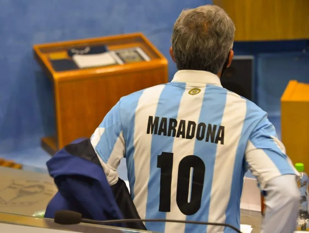 Con la camiseta puesta López homenajeó a Diego
