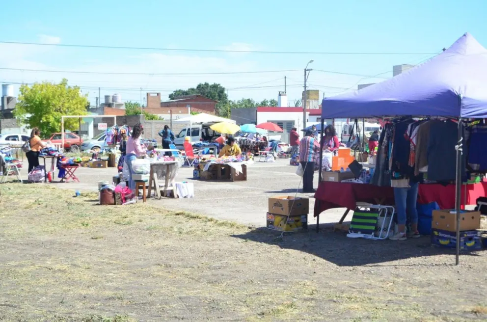 Con todos los rubros, la Feria del Santa Clara está en pleno funcionamiento