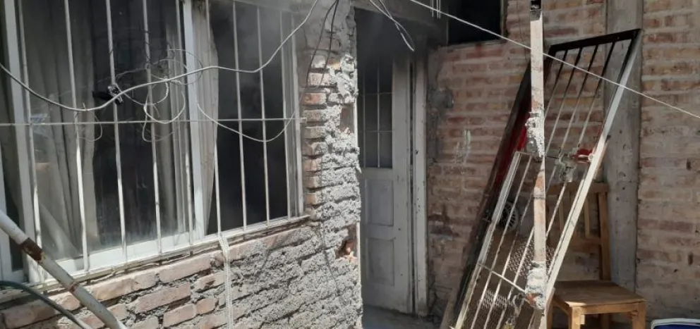 Policías rescataron a tres niños de una casa que estaba en llamas