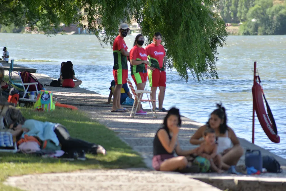 Ya trabajan los  guardavidas en las costas del río y del mar