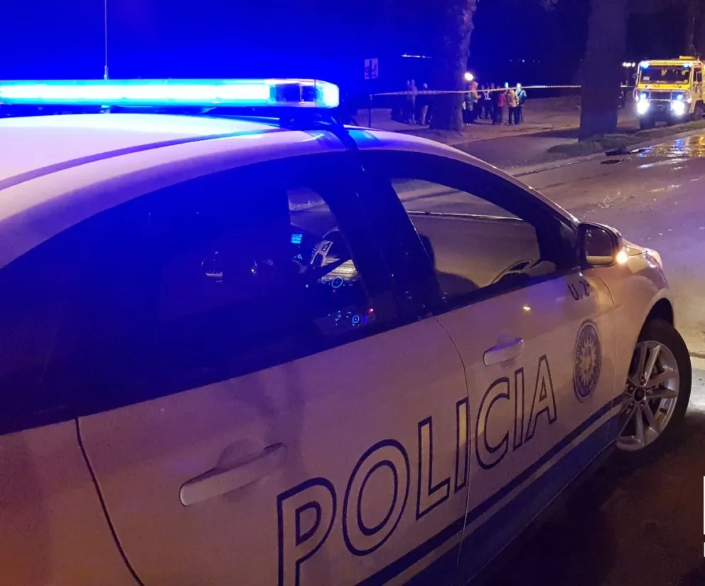 Detuvieron a dos jóvenes en una moto robada y con droga encima