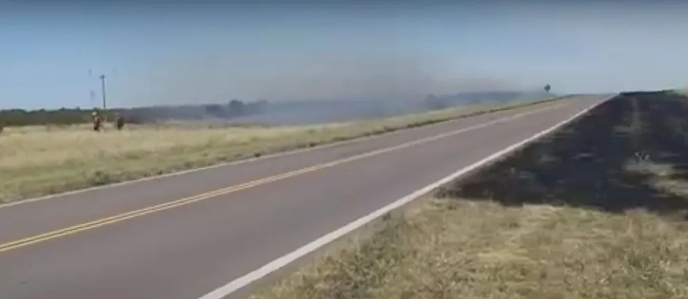 Un accidente generó un incendio de pastos en la ruta