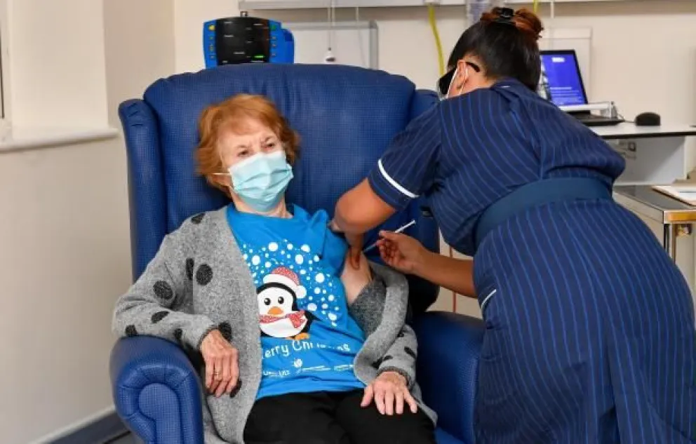 Una mujer de 90 años, la primera del mundo en recibir la vacuna de coronavirus