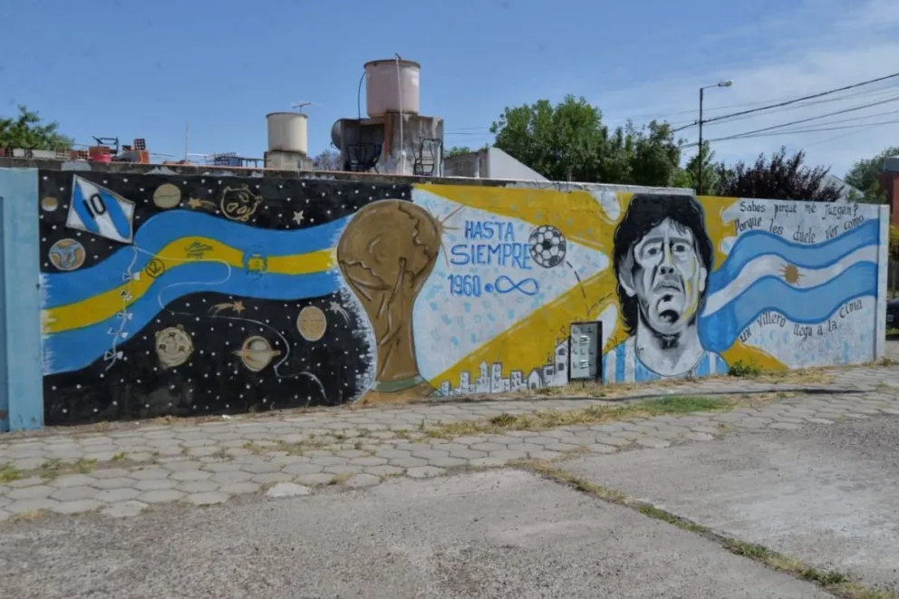 Pintaron un mural en homenaje a Diego Armando Maradona