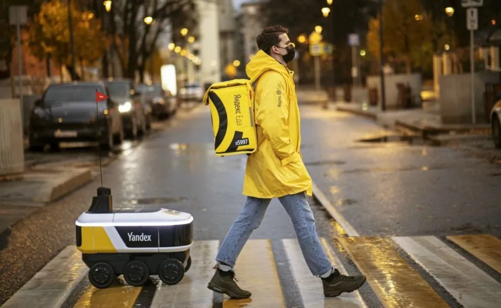 Así funciona el robot que te lleva la comida a tu casa en Rusia