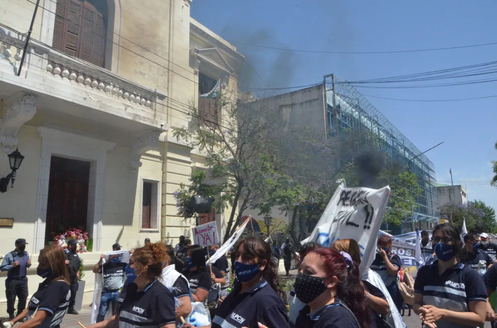 Marcha, reclamos y choripaneada de UPCN en la plaza San Martín