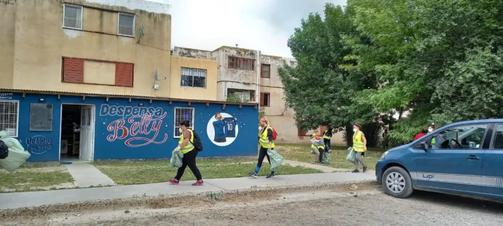 Limpieza integral y arreglo de luminarias públicas en el barrio Guido
