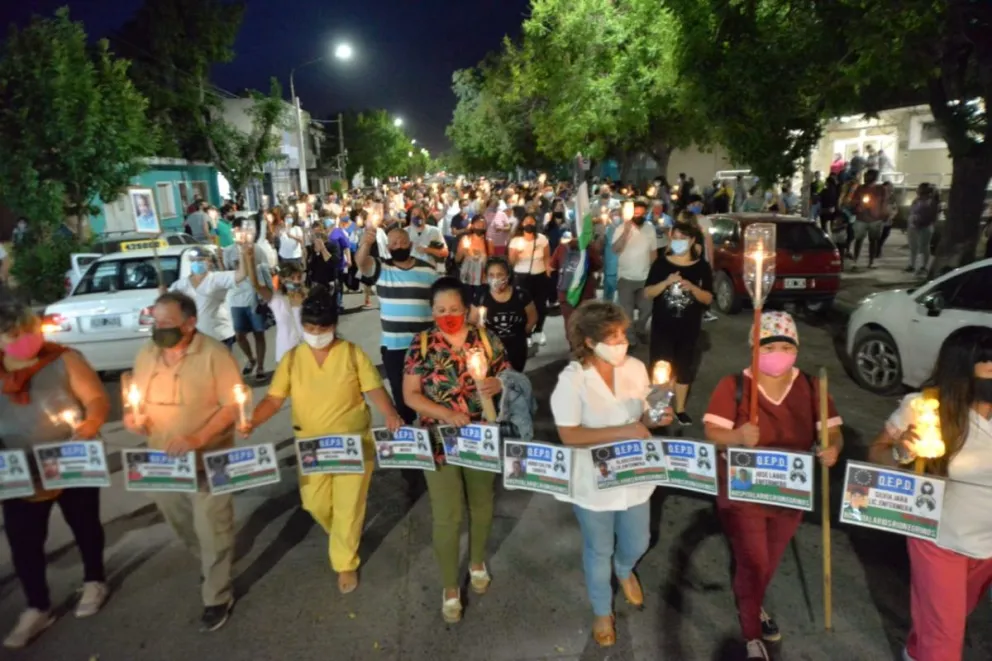 Antorchas para recordar a trabajadores de la Salud que murieron por el Covid