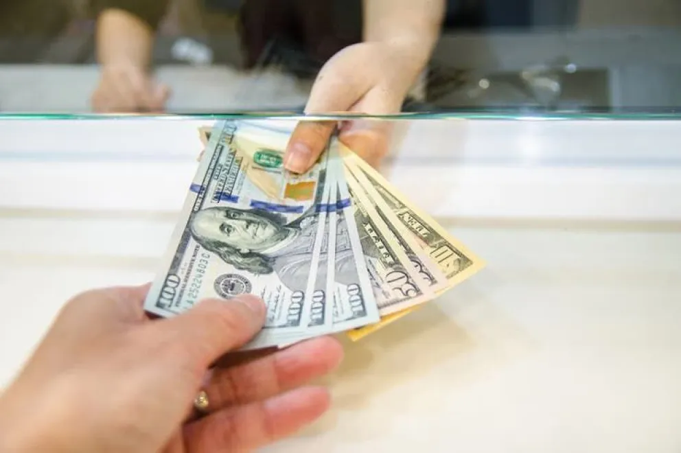 Dólar Blue: por qué se vende casi $50 por debajo de su récord