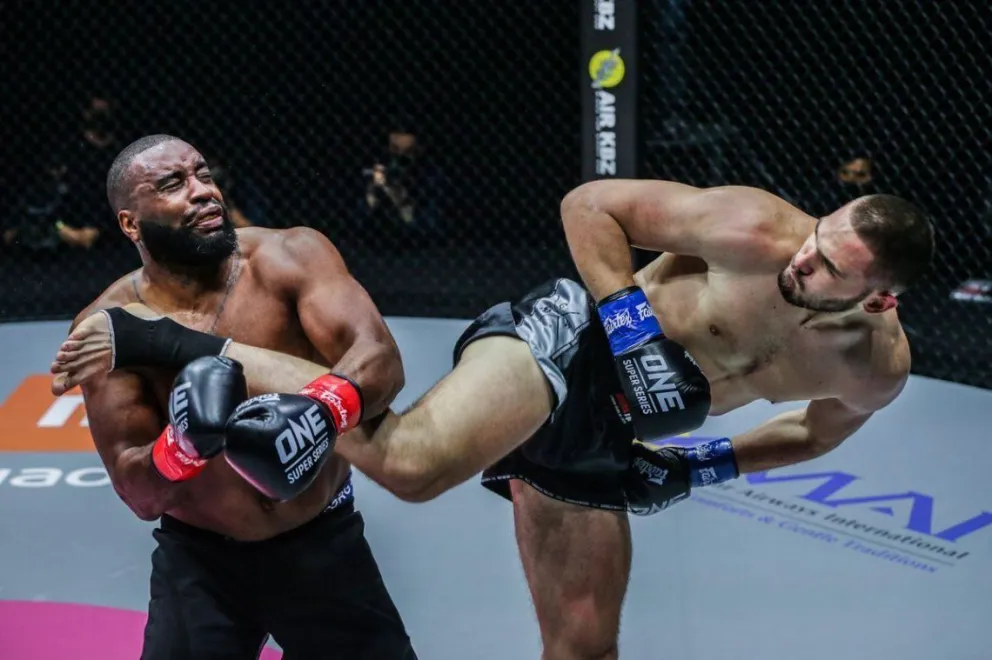 Kickboxing: así un luchador noqueó a su rival con una inesperada patada