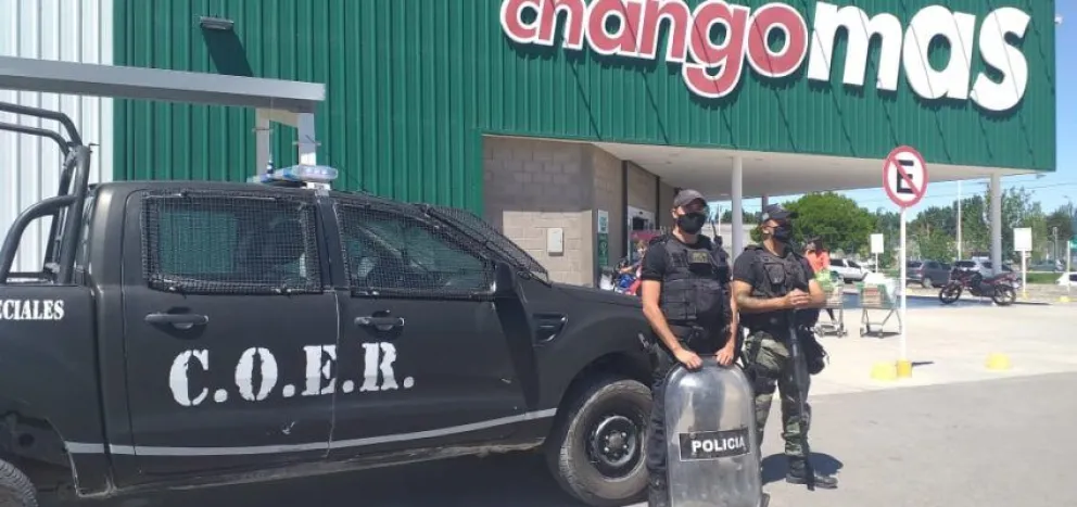 Hay fuerte presencia policial en los supermercados de la capital provincial