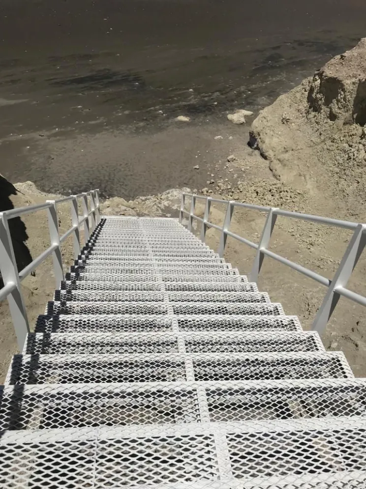 Restauraron la escalera de acceso a Playa Bonita