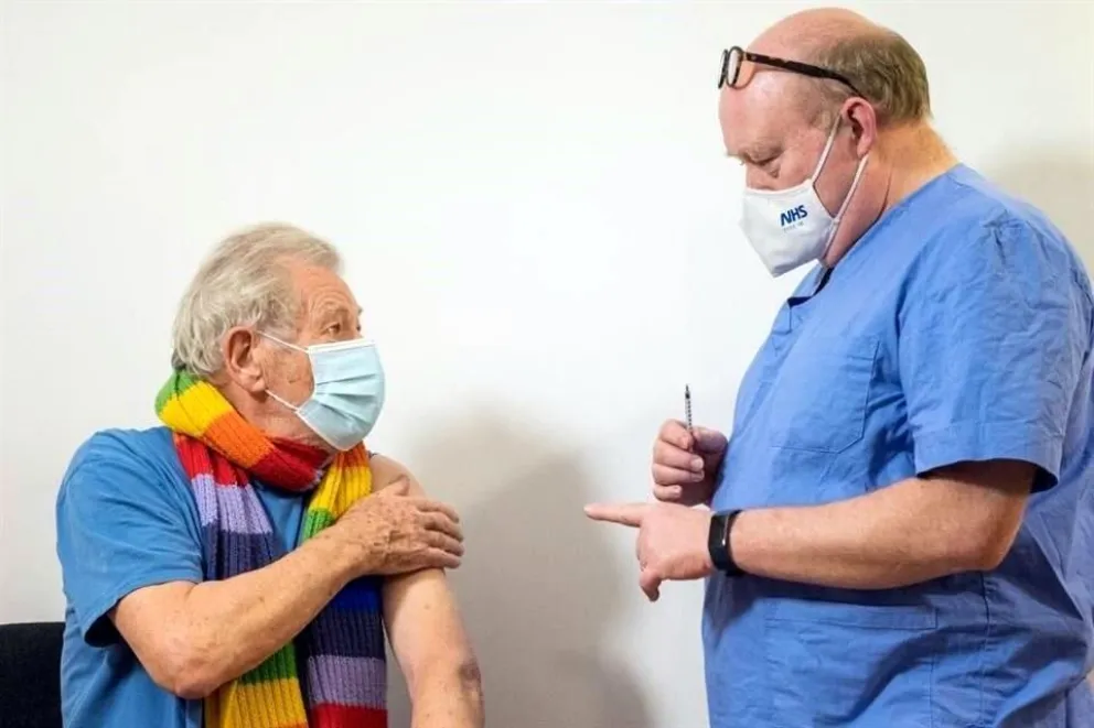 Ian McKellen, el primer famoso en aplicarse la vacuna contra el coronavirus