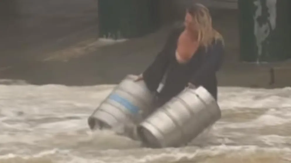 Arriesga su vida para rescatar dos barriles de cerveza durante una inundación