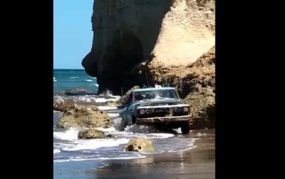 Viral: una F100 imparable en el mar de Las Grutas