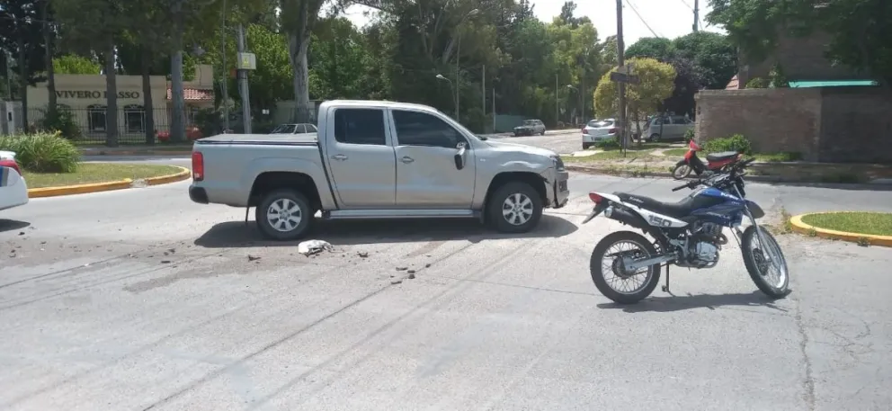 Una motociclista terminó en el hospital tras un choque en la costanera