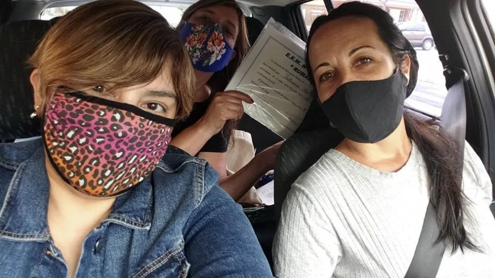La directora de una escuela entregó "casa por casa" los diplomas de egreso a las y los estudiantes