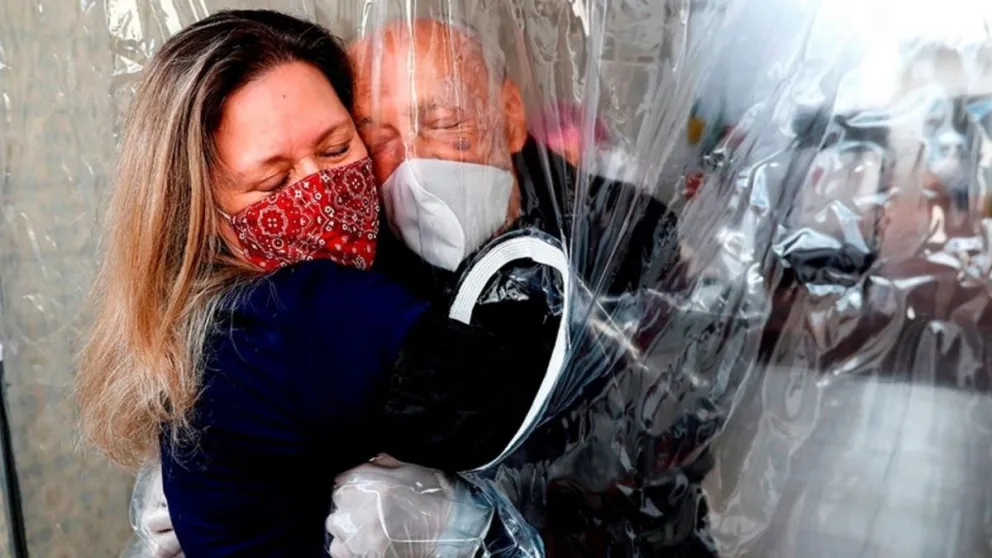El abrazo entre una hija y su padre enfermo de coronavirus recorre el mundo