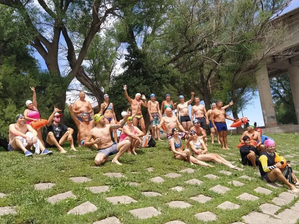 Nadadores de aguas abiertas se reencontraron en la Comarca