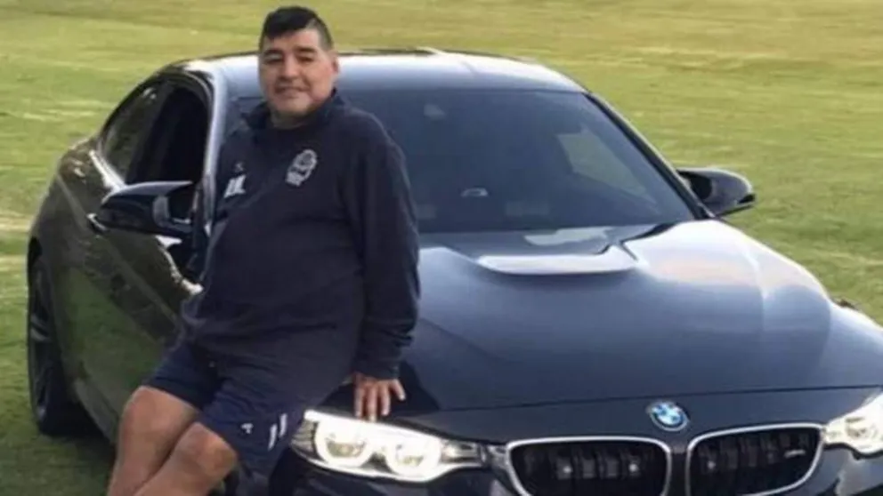 Se inició la entrega de los autos de lujo de Diego Maradona