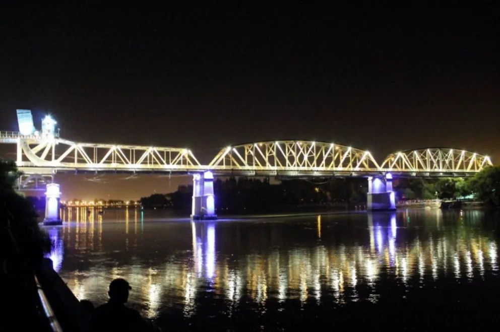 Solicitan la reparación de las luces ornamentales del puente ferrocarretero
