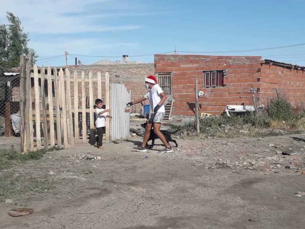 Jóvenes solidarios repartieron pan dulce en barrios de la ciudad