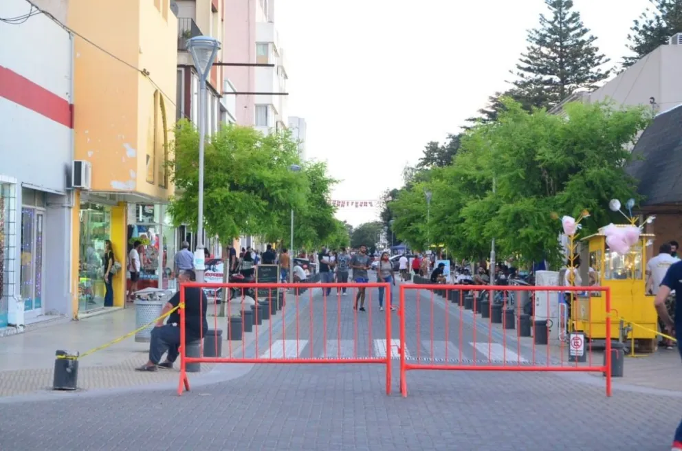 Hubo mucho movimiento en la calle Buenos Aires transformada en peatonal