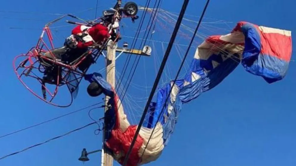 Un Papá Noel quedó atrapado en los cables de luz y debieron rescatarlo