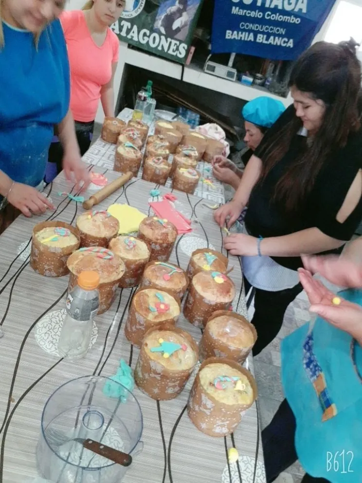 Taller de elaboración y entrega de pan dulce en barrios maragatos